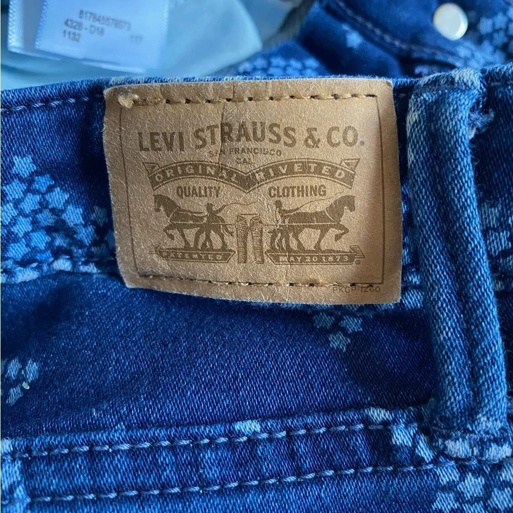 Levi's Blue Star Print Denim Shorts - Picture 4 of 5
